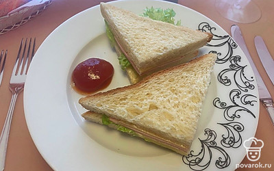 Если вы решили съесть сэндвич дома, можно обмакнуть его в холодный соус. Приятного аппетита!