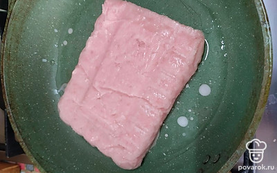 На разогретую сковороду с небольшим количеством растительного масла выложите куриный фарш.