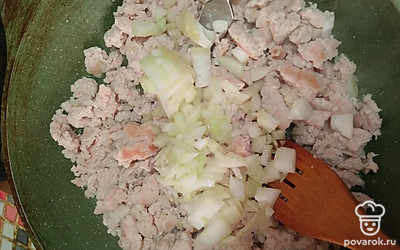 Когда фарш слегка обжарится, добавьте к нему нарезанный репчатый лук. Доведите начинку до готовности, посолите и поперчите.