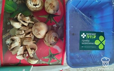 Шампиньоны помойте, просушите и нарежьте.