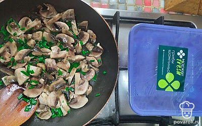 На сковороде с небольшим количеством растительного масла обжарьте грибы до готовности. Не забудьте посолить и поперчить.