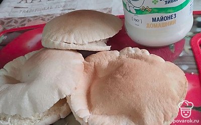 Лепешки разрежьте вдоль, смажьте внутри майонезом.