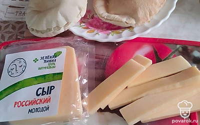 Сыр нарежьте брусочками или натрите.