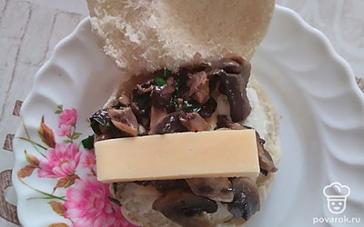 На майонез выложите сыр и грибы. Питу запеките в микроволновке, чтобы сыр расплавился.