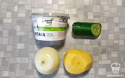 Подготовьте все ингредиенты. Картофель и лук помойте и очистите.