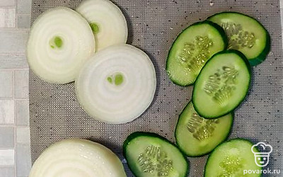 Лук и огурцы нарежьте.