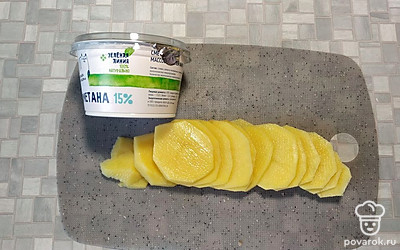 Картофель нашинкуйте слайсами.