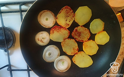 Картошку и лук обжарьте на сковороде.