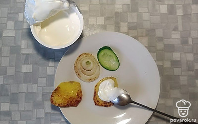 Соберите канапе: картофель, сметана, лук, огурец и снова картофель. 