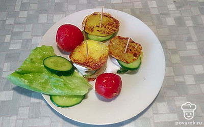 Подавайте канапе со свежей зеленью, у меня листья салата. Можете дополнить маринованными помидорами! Приятного аппетита! 