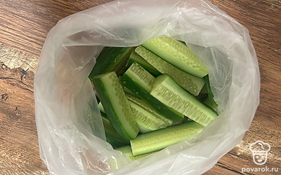 Огурец нарежьте. Переложите в пакет.