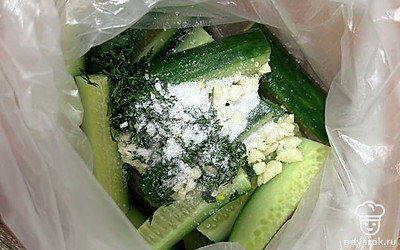 Добавьте измельченный чеснок, укроп, соль и воду.