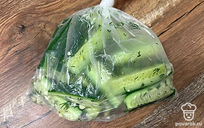 Завяжите пакет, все тщательно перемешайте и отправьте мариноваться в холодильник на 1 час.