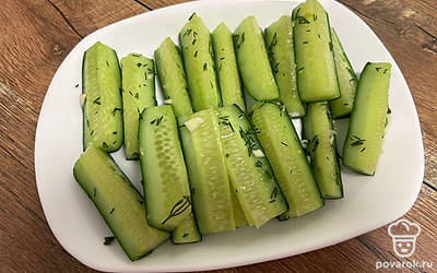 Огурцы переложите в тарелку и подайте к столу. Приятного аппетита!