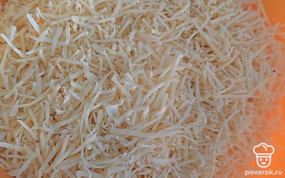 Натрите сыр на крупной терке или купите уже готовый тертый сыр.