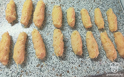 Ингредиенты смешайте, сформируйте небольшие колбаски.