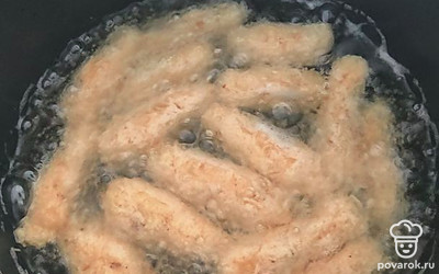 В мультиварку влейте растительное масло и включите режим «Жарка» или «Фритюр». После звукового сигнала опустите наши колбаски в кипящее масло.