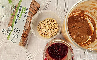 Подготовьте все ингредиенты. Разогрейте сковороду для поджарки хлеба. 