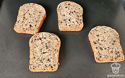 Хлеб поджарьте с двух сторон до румяной корочки. Дайте ему немного отдохнуть.
