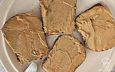 Смажьте каждый ломтик хлеба арахисовой пастой. 