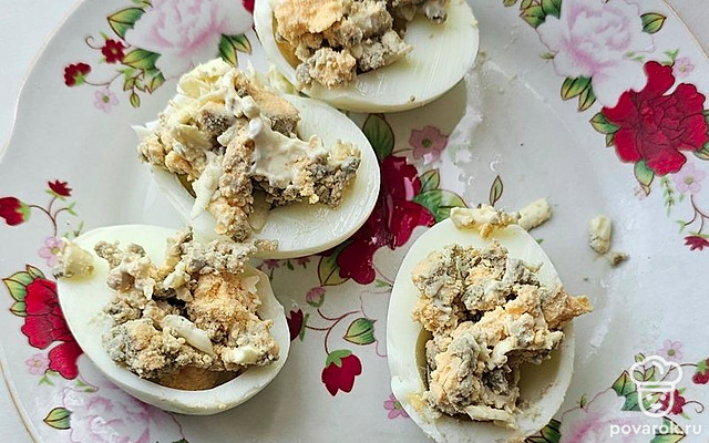 Фаршированные яйца с сыром и брынзой — Рецепт с фото