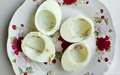 Разрежьте яйца пополам, вытащите желток.