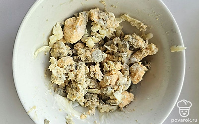 Натрите сыр, брынзу, добавьте майонез. 