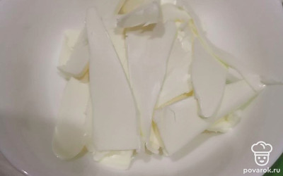 Сливочное масло комнатной температуры выложите в миску.