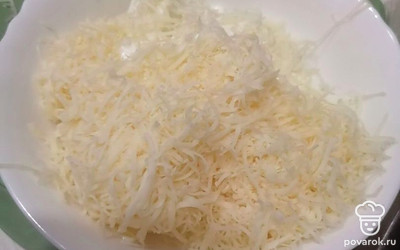 Сыр натрите на мелкой терке и отправьте к маслу.