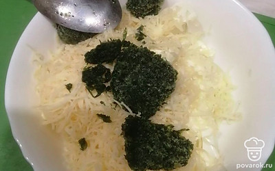 Укроп мелко нарежьте и выложите к сыру с маслом. Можете взять замороженный, как у меня.