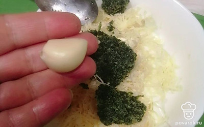 Натрите на мелкой терке или измельчите любым другим способом зубчик чеснока. Все хорошо перемешайте, чтобы компоненты соединились.