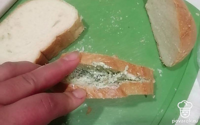 В получившийся карман положите начинку. Равномерно распределите ее по всему кусочку. Эту процедуру проделайте со всеми кусочками батона.