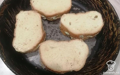 Кусочки хлеба выложите в форму для запекания или просто сковороду, как у меня. Отправьте запекаться в разогретую до 200 градусов духовку минут на 10-15. Смотрите, как подрумянится батон.