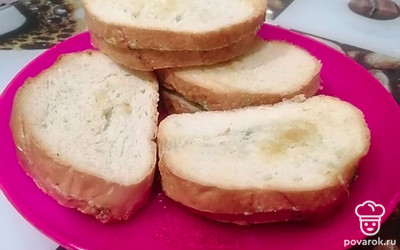 Достаньте закуску из духовки. Выложите на тарелку и сразу же подавайте к столу. С кофе или чаем эти хрустящие греночки просто объедение! Приятного аппетита!