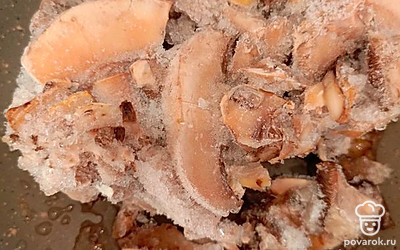 У меня шампиньоны были замороженные, поэтому я их разогревала на сковороде. Можно взять свежие шампиньоны. Предварительно их термически обрабатывать не нужно.