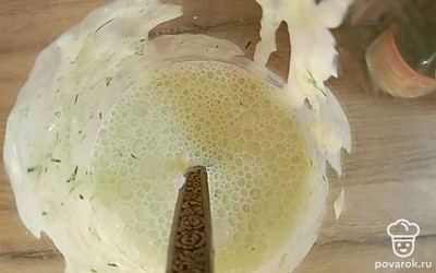 Для соуса смешайте сметану с зеленью и чеснок. Можно пробить блендером, чтобы зелень хорошо измельчилась.