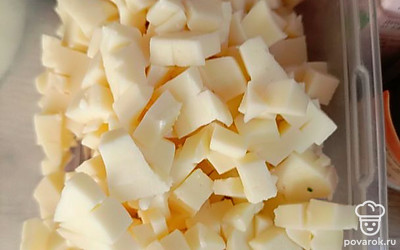 Моцареллу нарежьте мелким кубиком. Я брала моцареллу для пиццы.