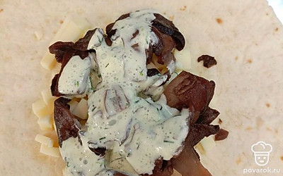 Полейте соусом.