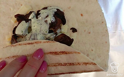 Сверните нашу лепешку сначала снизу, потом по краям и сверху.