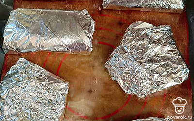 Заверните в фольгу и отправьте в предварительно разогретую духовку на 10 минут при 200 градусах.
Можно подсушить на сухой сковороде с двух сторон на среднем огне.