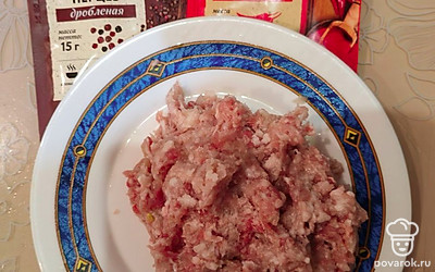 Приправьте щепоткой красного молотого перца, двумя щепотками соли и щепоткой дробленой смеси перцев. Перемешайте и отбейте фарш об стол, чтобы вышел воздух и фарш стал плотнее. 
