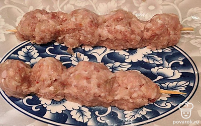 Возьмите шпажки. Сформируйте на шпажки мясо в виде люля-кебаб длиной 20-25 сантиметров. 