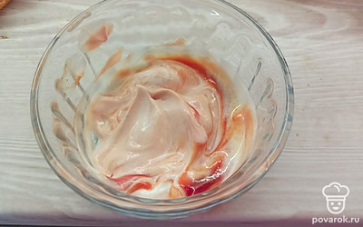 Томатную пасту смешайте со сметаной.