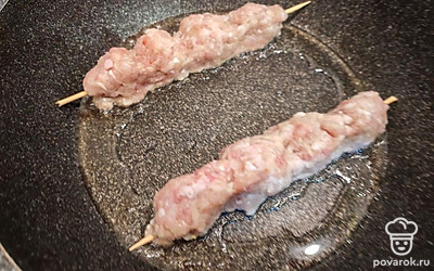 Обжарьте люля-кебаб на разогретой сковороде с 1 столовой ложкой растительного масла в течение 5 минут. 