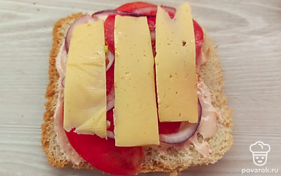 В конце нарежьте сыр и выложите на тостовый хлеб. Накройте начинку вторым ломтиком тостового хлеба. 
