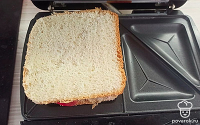 Выпекайте сэндвичи в мультипекаре 4 минуты. 