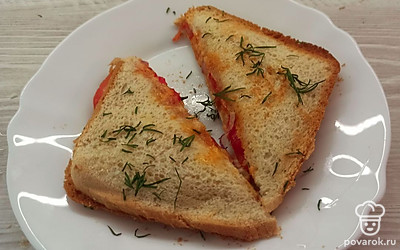 Украсьте сэндвичи свежей зеленью. 