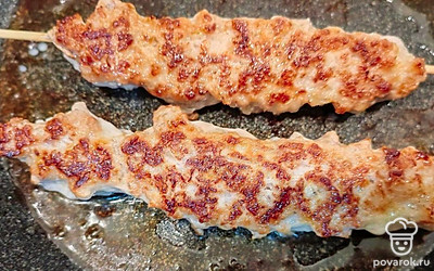 Переверните люля на другую сторону. Обжаривайте 5 минут. 