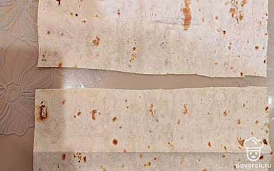 Лист тонкого лаваша разрежьте на 2 листа шириной 30-35 сантиметров. 