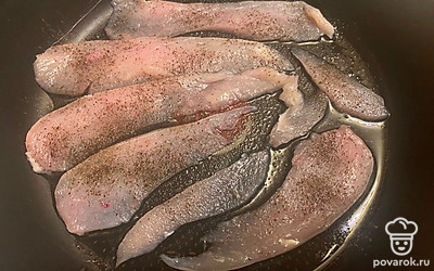 Посыпьте перцем и солью. Обжарьте в течение 10 минут на среднем огне, переворачивая каждые 2 минуты.